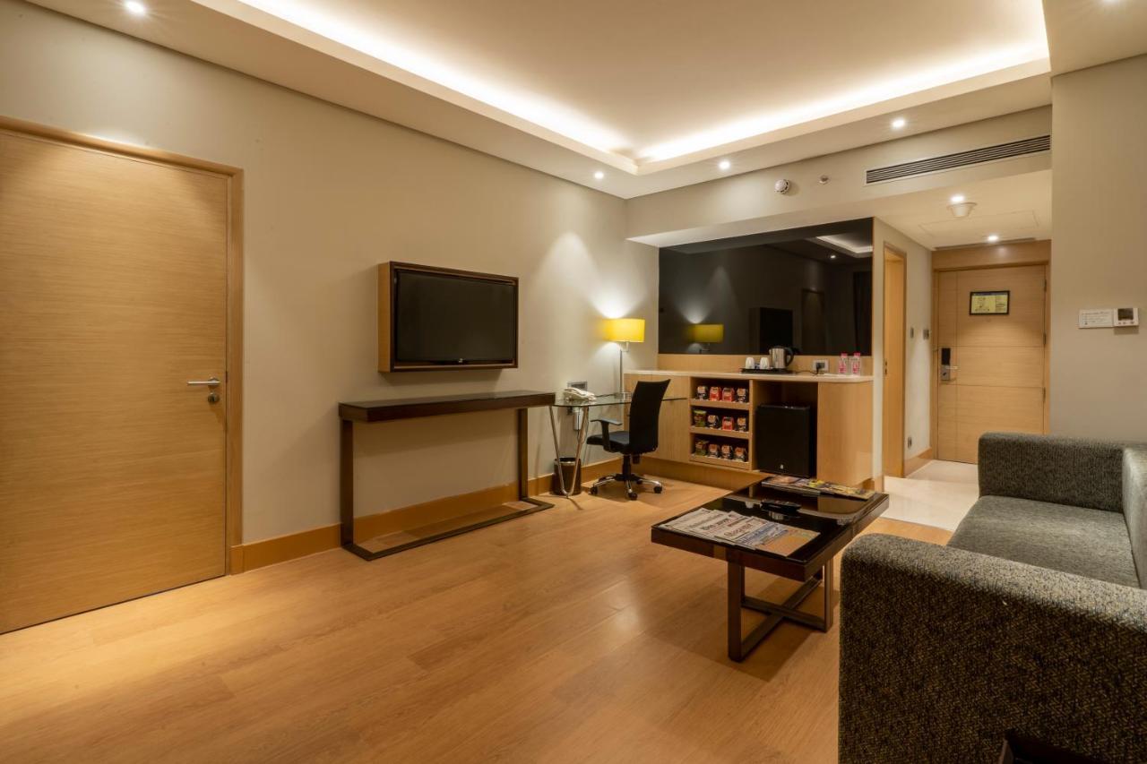 홀리데이 인 아그라 Mg 로드 호텔 외부 사진 A suite at the hotel